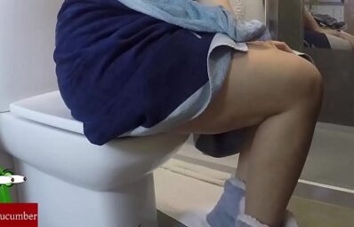Tia pelada no banheiro